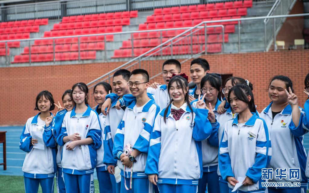 新华社记者 陶亮 摄 当日,贵阳市乌当中学举行高三学生毕业典礼暨