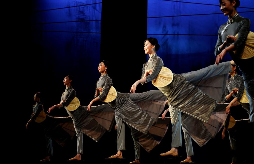 6月10日,上海歌舞团演员在上海国际舞蹈中心大剧场演出舞剧《永不