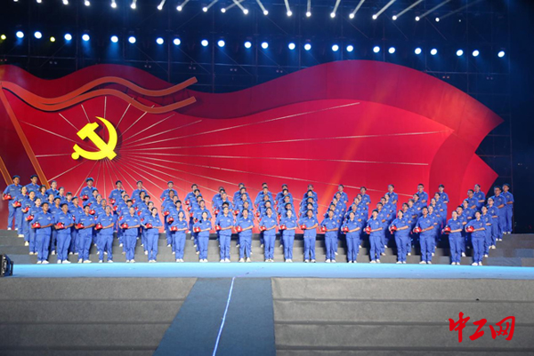 永远跟党走党旗下站着2700多名闪着光的工人