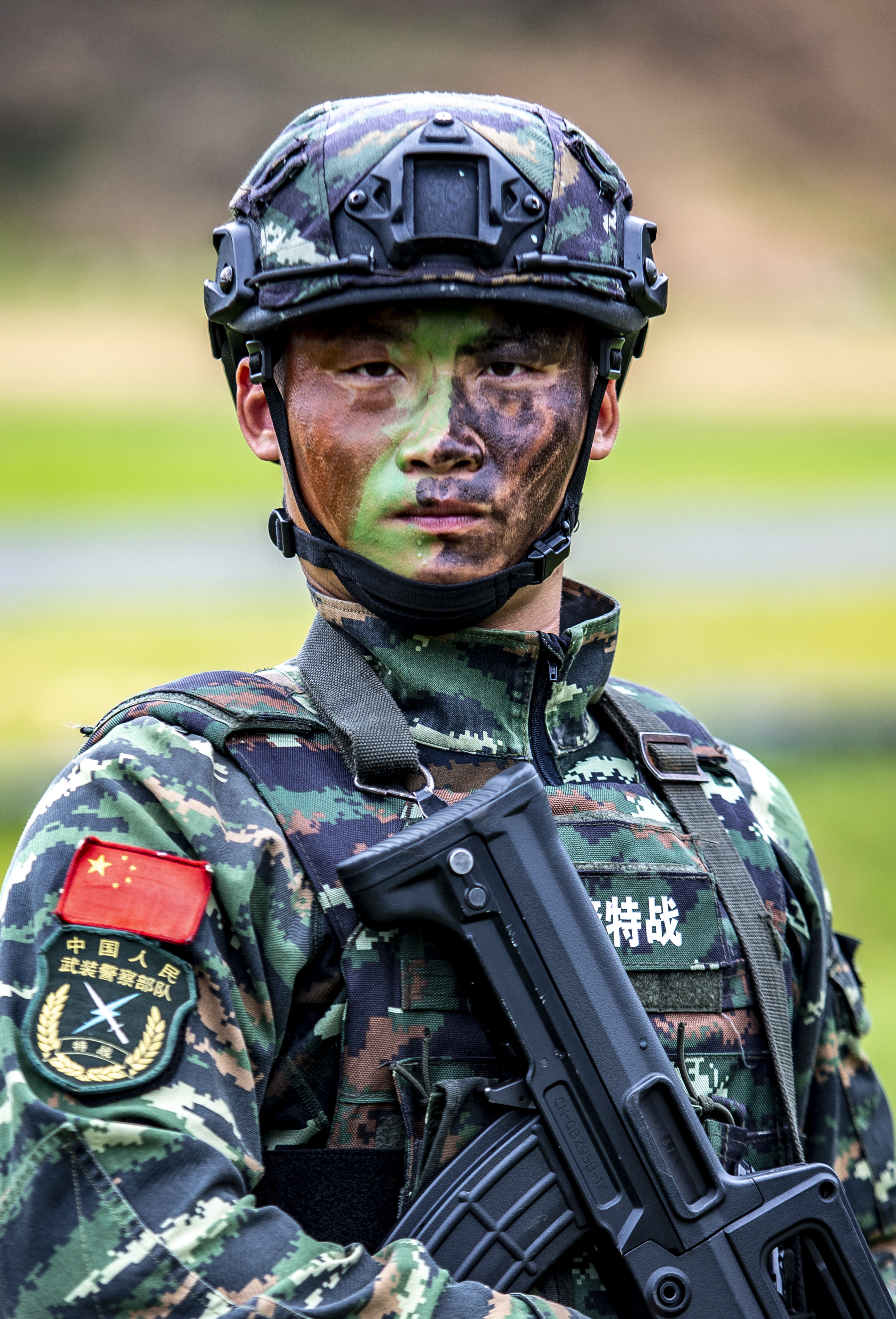 从入伍时怀揣的特种兵梦想,到巅峰比武时夺冠能手,再到应对突发时的沉