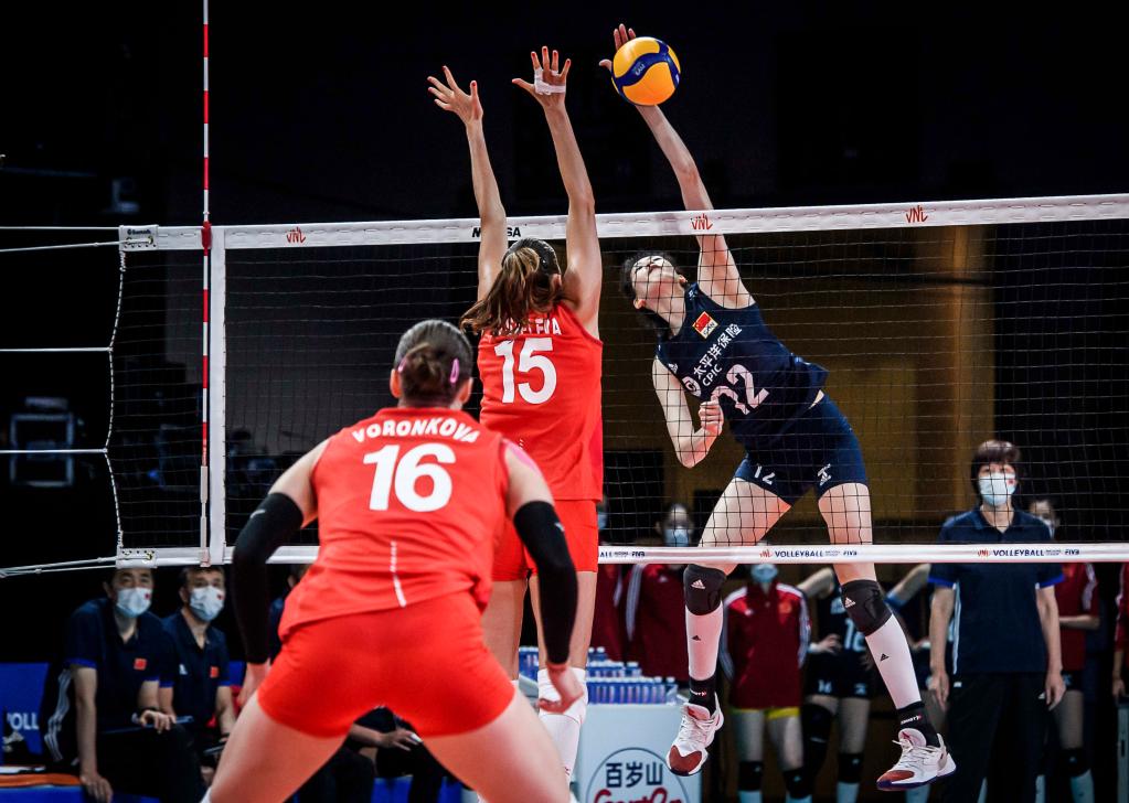 战胜俄罗斯队   当日,在意大利里米尼举行的2021年世界女排联赛预赛中