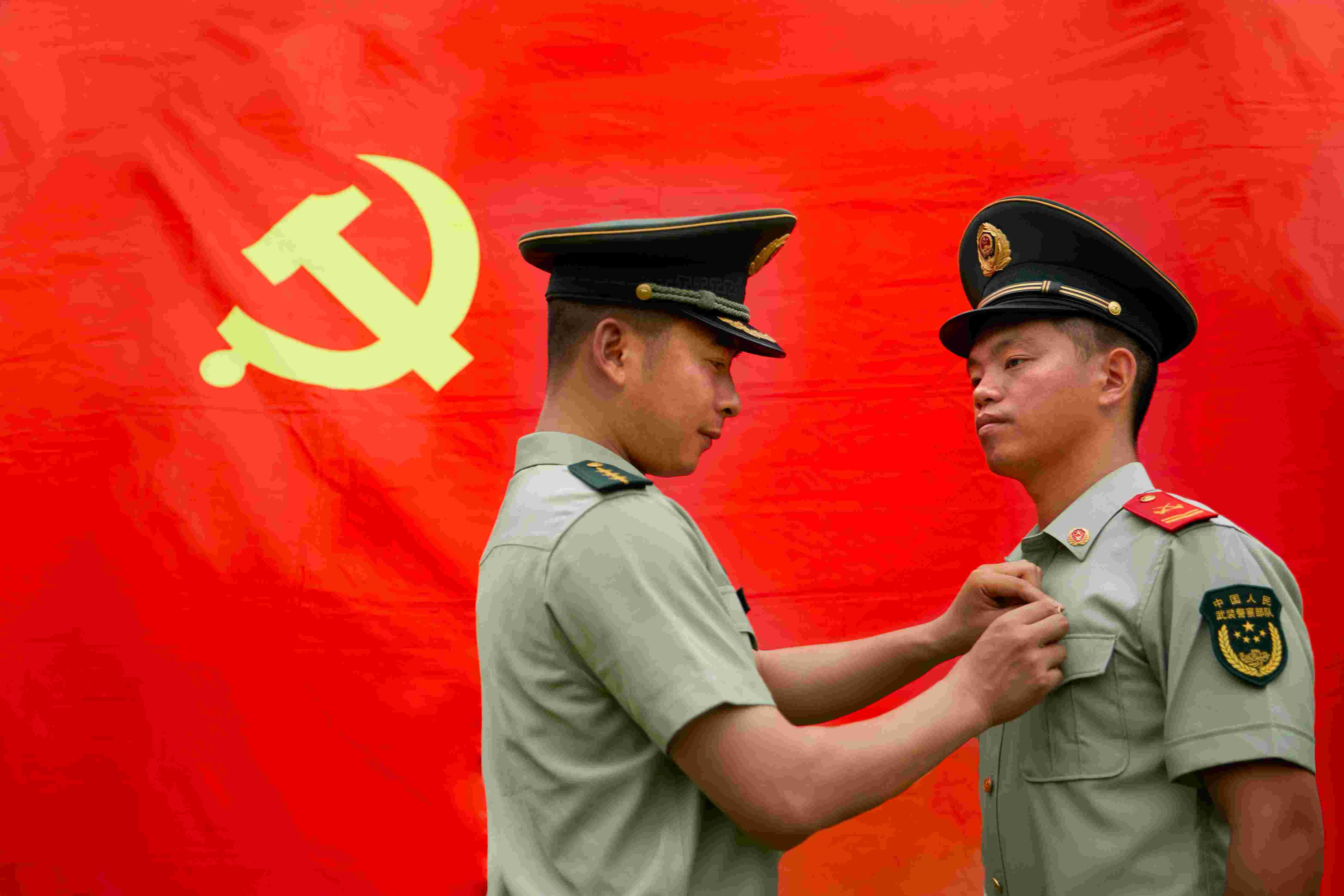 向党深情告白这里的官兵同党旗合影