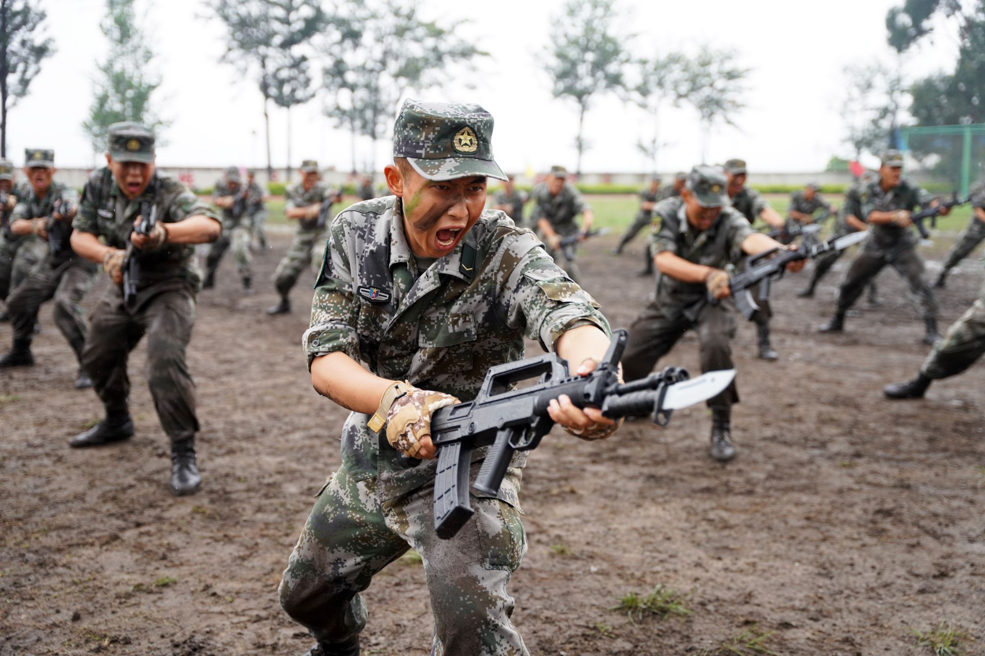 迷彩洗礼青春雨中检阅铮铮铁骨
