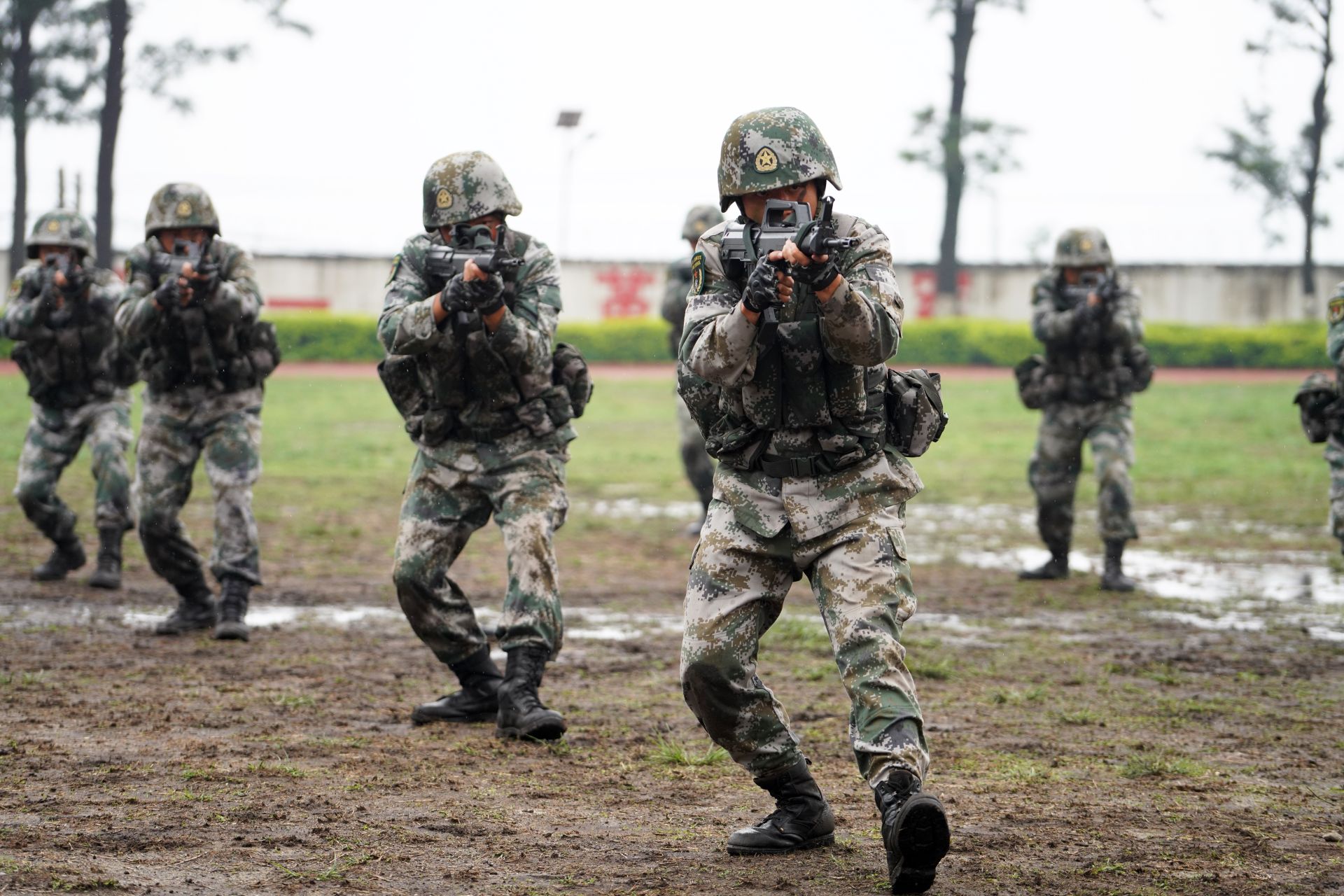 迷彩洗礼青春雨中检阅铮铮铁骨