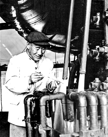 上世纪50年代,全国劳动模范孟泰在工作现场.