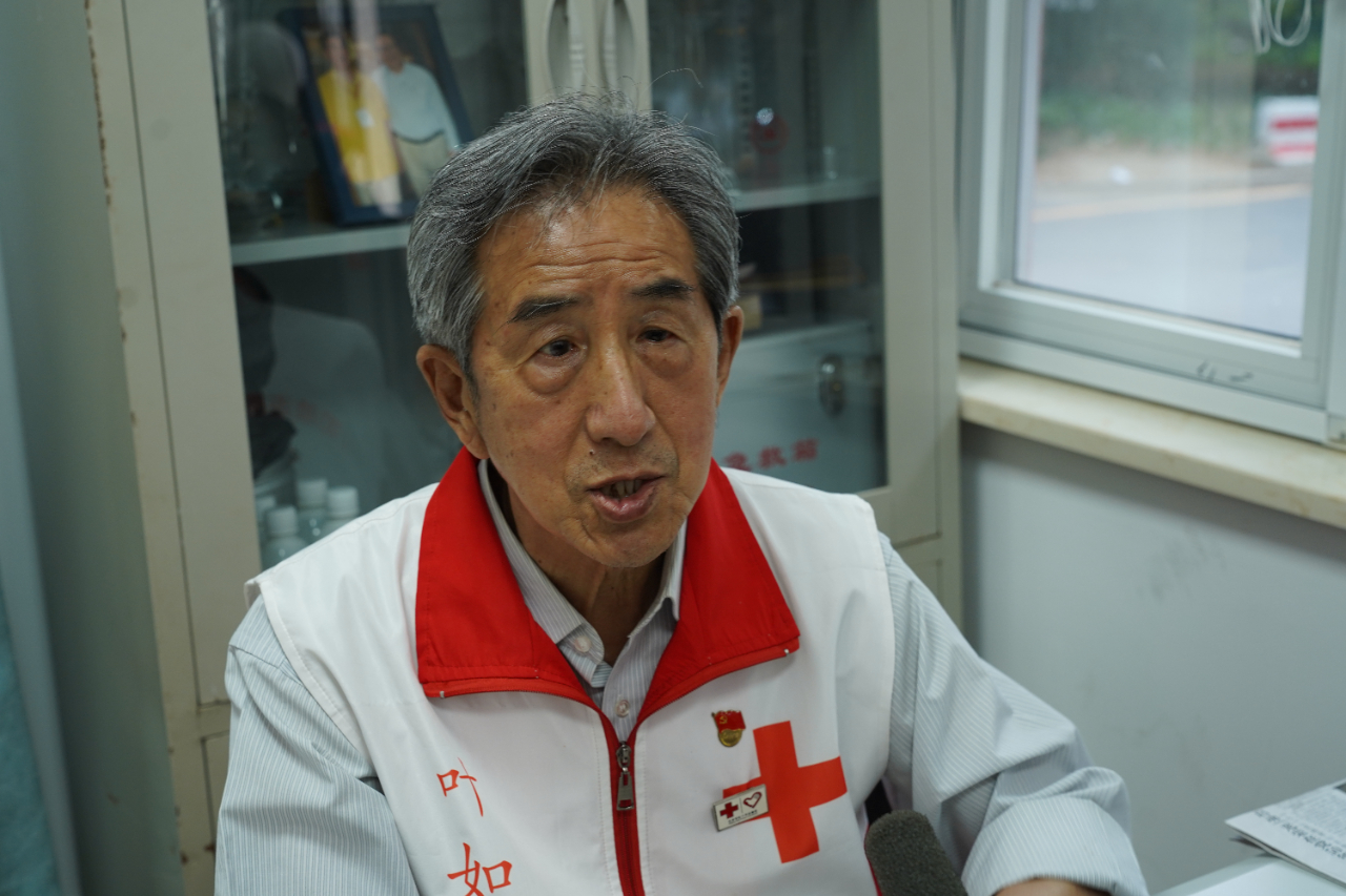 叶如陵当年从南京医学院毕业后,叶如陵主动申请去了条件艰苦的西藏,"