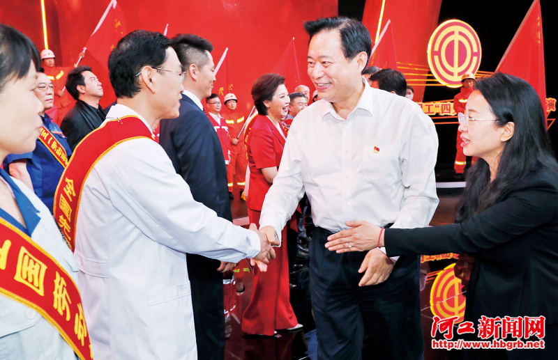 王晓东与劳模代表亲切握手 本报记者胡小龙摄