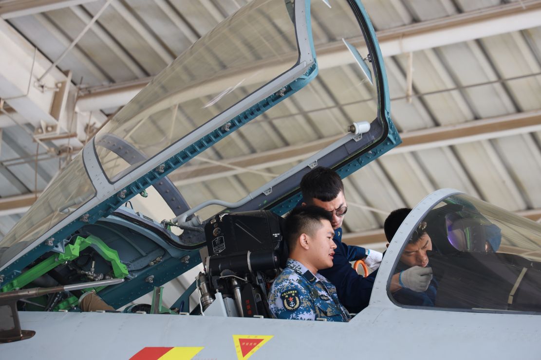 机务官兵检查飞机