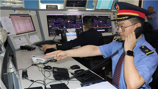 【爱在城市】90后“行车指挥官”化身暖心客运员