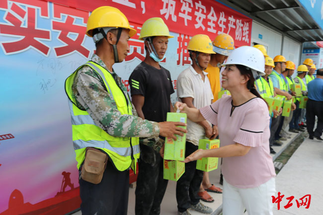 我为职工办实事送清凉福建三明三元区总把清凉送到一线职工身边