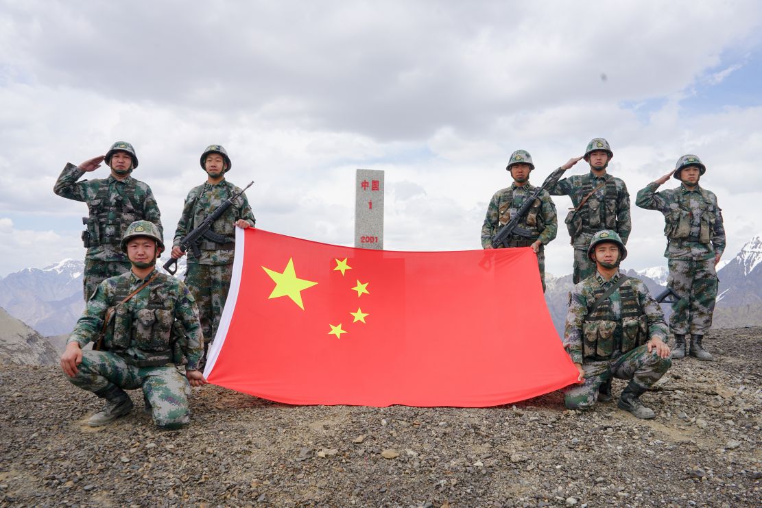 歌声在天际回荡,头顶苍穹他们相约永远为祖国戍边站岗,让自己成为一块