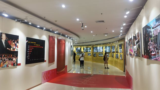 ���й��Ӽ����⽻��ͼƬչ����Ļ