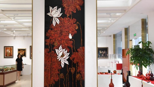 ������绪�����մ���չ�ڸ��ݾ���