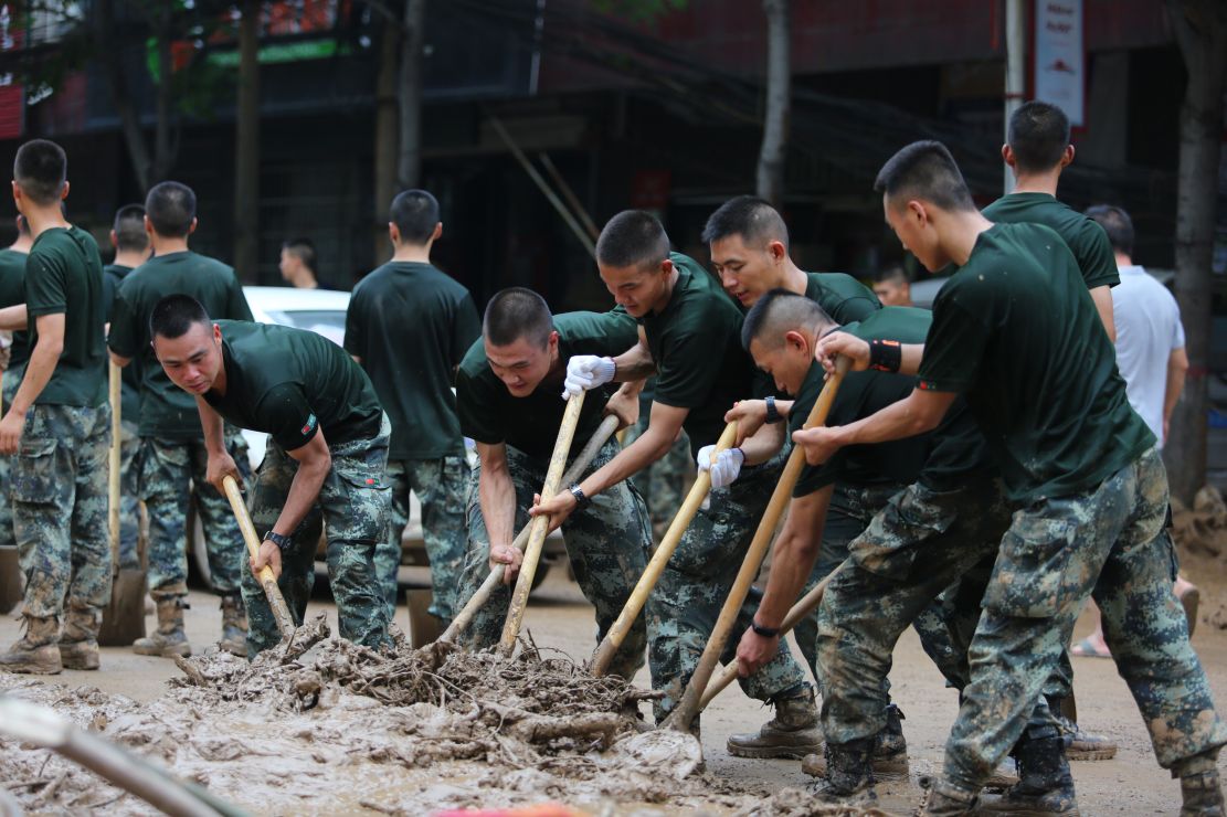 图为官兵们齐心协力。