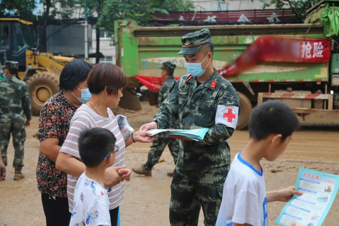 图为发放洪涝灾害卫生防病常识宣传单。