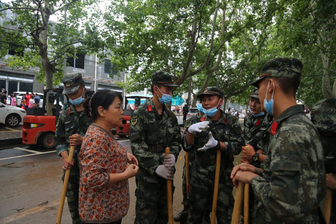 图为向当地群众了解情况。