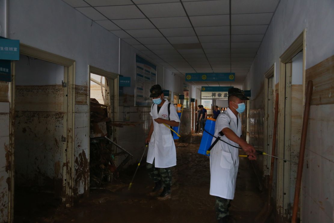 图为对当地医院进行消毒。