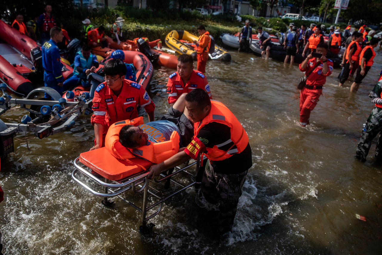 我在现场河南卫辉内涝严重上百支救援队来此驰援开展生命大转移