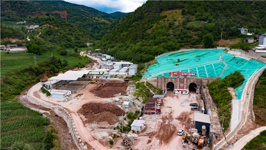 云南大瑞铁路大坡岭隧道贯通