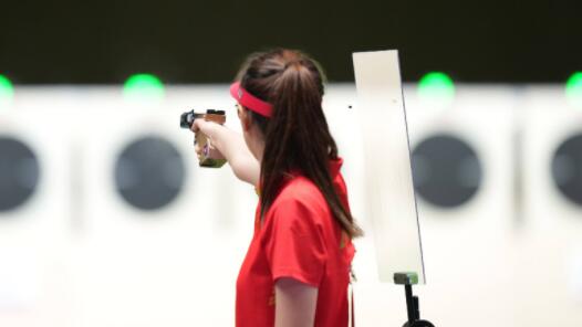 ������ۻ᡿Ф��������Ů��25���˶���ǹ����ͭ��