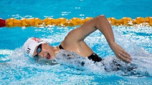 ������ۻ᡿��ӾŮ��800������Ӿ���� �й��˶�Ա����κ̻�õ�����