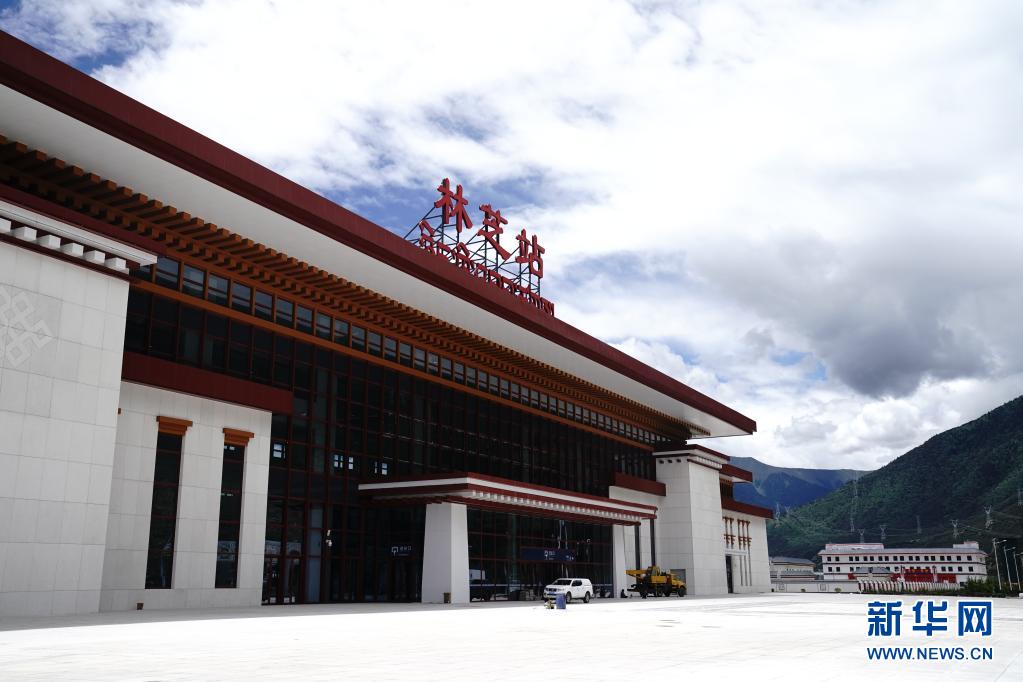 由中铁建工集团承建的林芝火车站(6月21日摄)