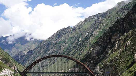 �Ž����̾��Ҹ�·�������ؽ�ͨ������ʩ����ʵ����ʷ�Կ�Խ