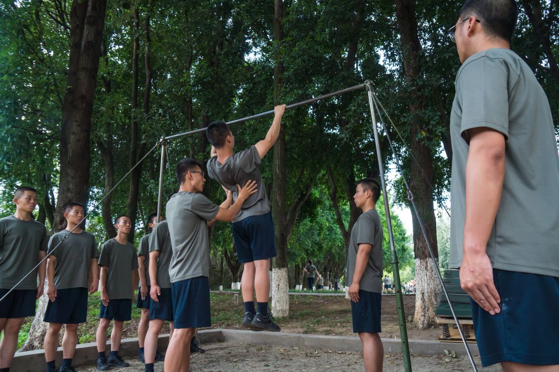 一个多月下来,李旭东唯一忌惮的课目单杠二练习就轻松过关,不断刷新着