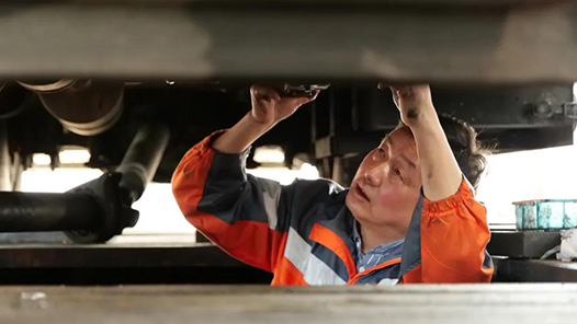 【爱在城市】这位低调的城市美容师 36年修理上万辆环卫车辆