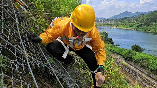 【爱在城市】绝壁攀登的“小黄人”：护卫铁路排危石