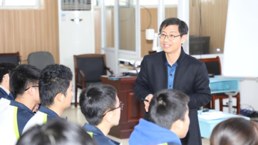 【爱在城市】23年坚守讲台 他用大爱成就“最美”