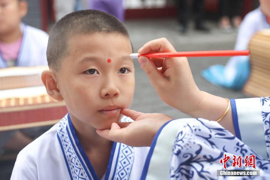 太原:儿童点朱砂"开笔破蒙"