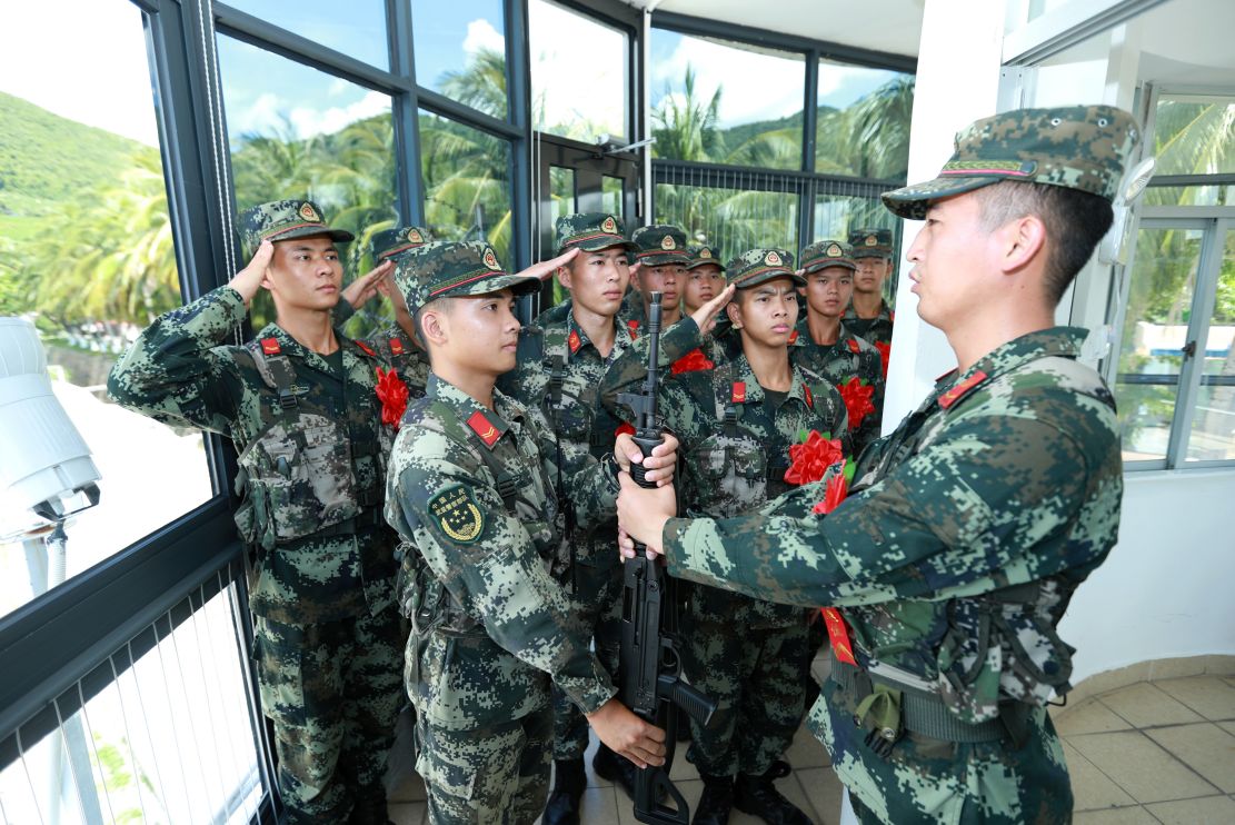 海南三亚武警官兵告别哨位含泪卸衔