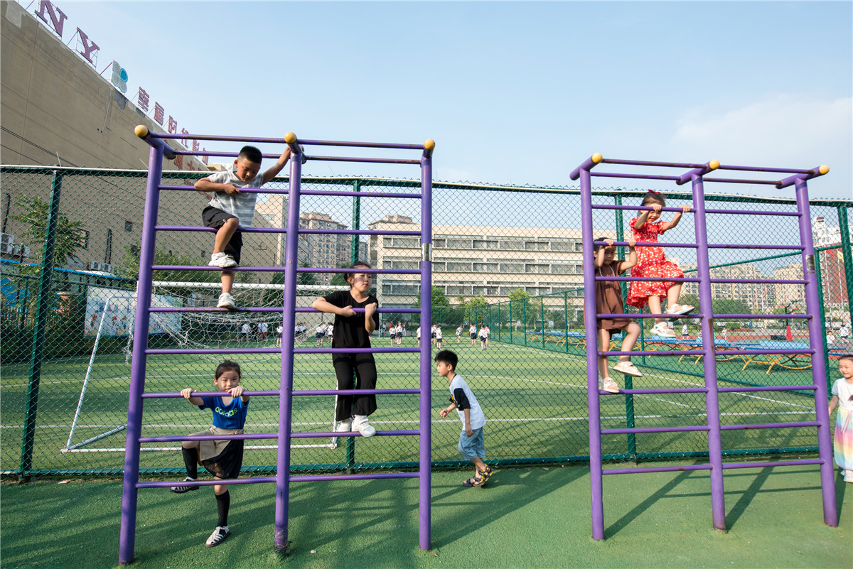 9月1日,安徽省芜湖市繁昌区繁阳镇城关一小,一年级的小学生在爬梯子