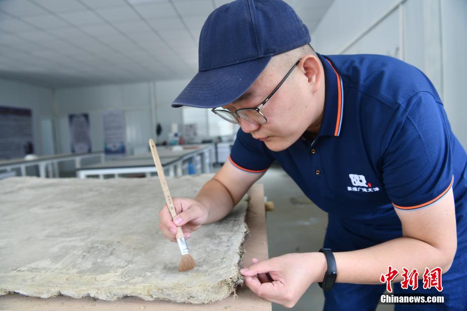 李晓洋正在工作室修复壁画.张浪 摄