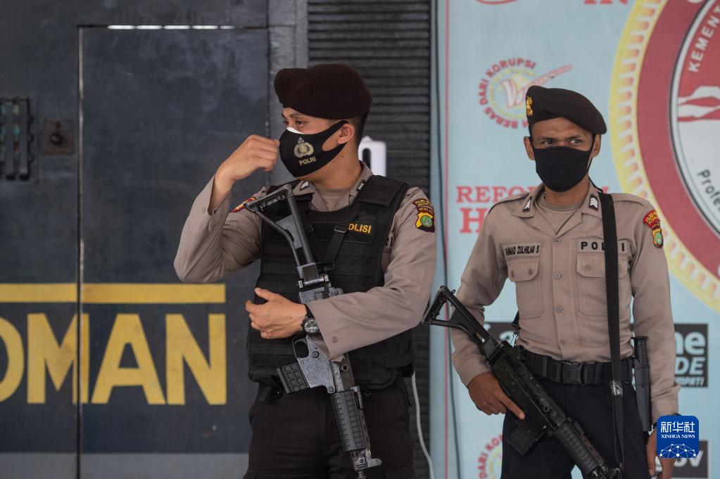 9月8日,警察在印度尼西亚唐格朗一监狱门前警戒.新华社发(维里 摄)