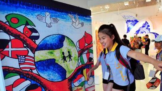 ���߽����޶�ͯ�滭չ�ƶ˿�Ļ