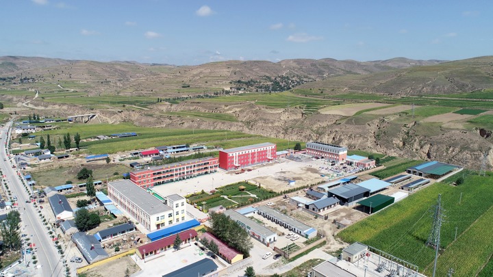这是宁夏回族自治区固原市西吉县王民乡王民中学(无人机照片,9月1日摄