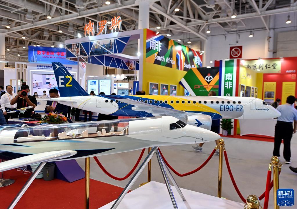 9月8日在展览上拍摄的参展飞机模型.