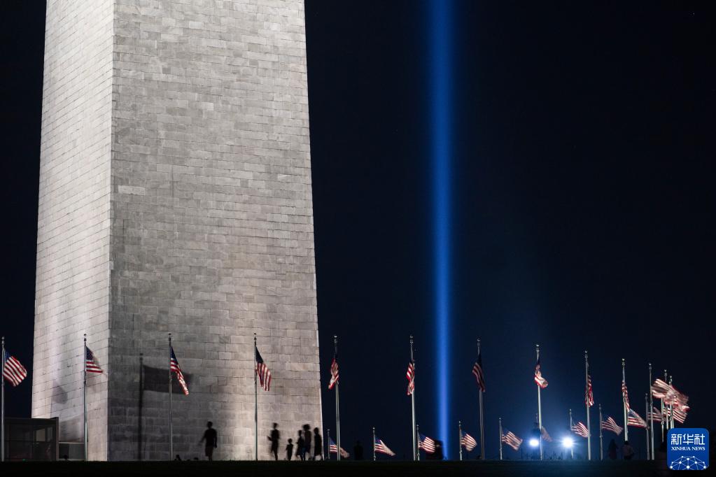 这是9月11日拍摄的美国华盛顿纪念碑和远处的光柱.