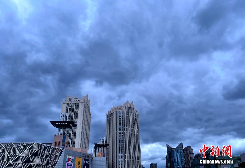 台风"灿都"进入24小时警戒线 福州上空乌云密布