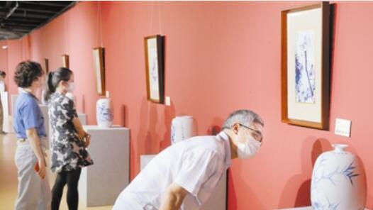 �ɻ���Ʒչ ��չӭ˫��