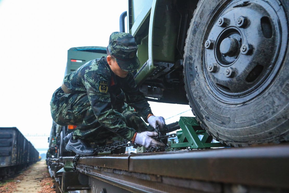武警雨中开展铁路投送装载考核 提升远程投送能力