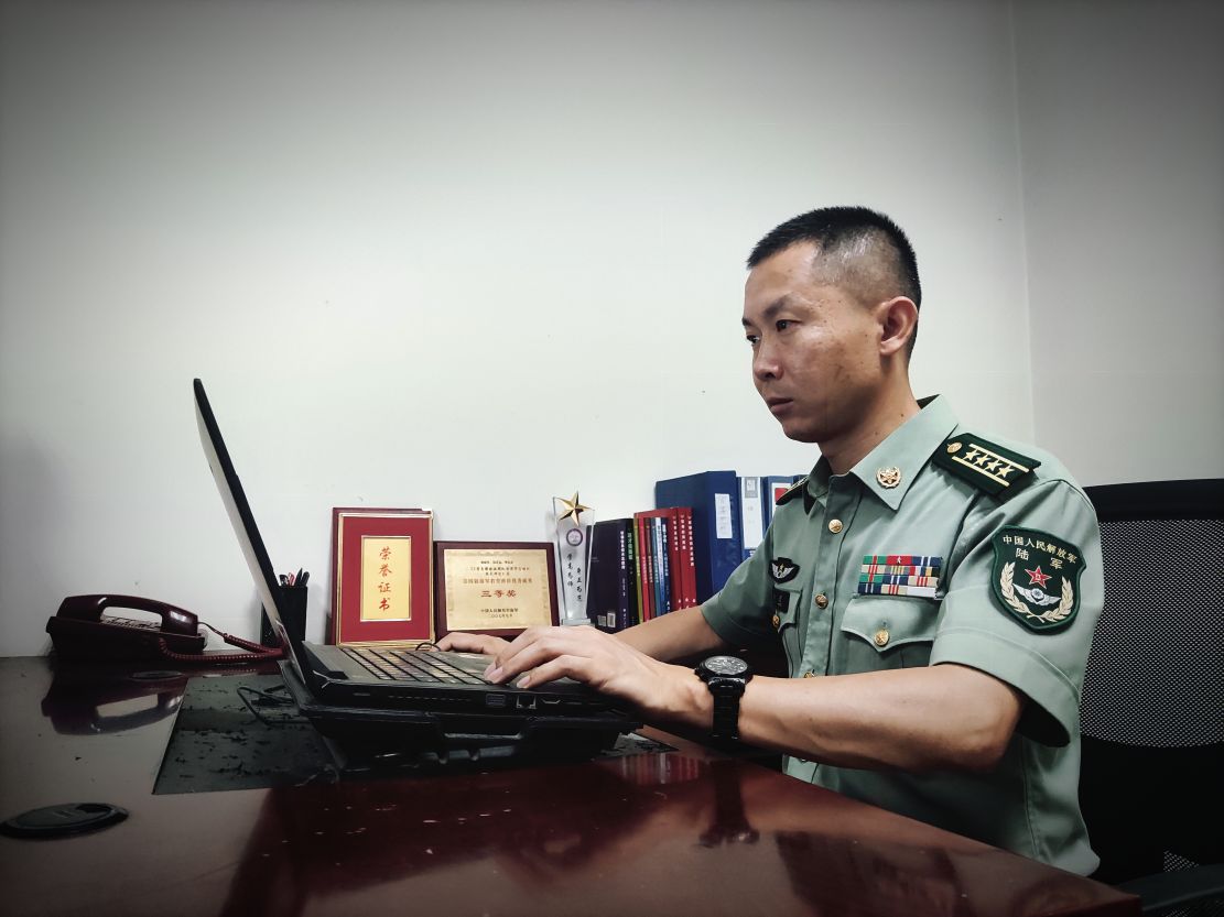 我在战位过中秋夜半三更哨位伫天涯明月中秋时