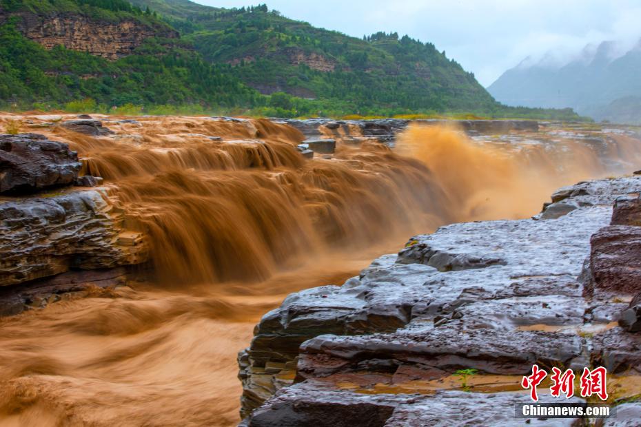 雨中黄河壶口瀑布更显壮观