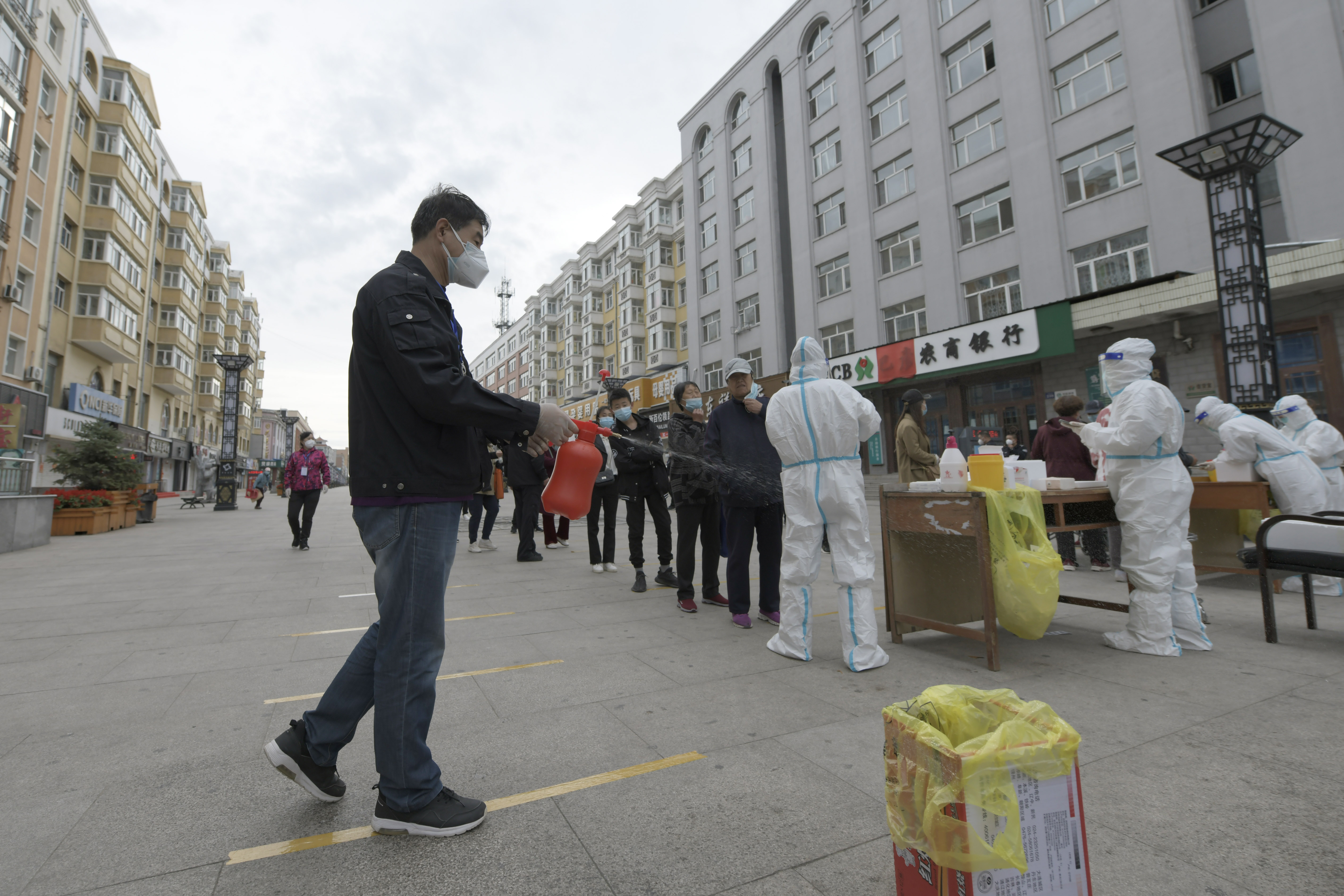 9月25日,在哈尔滨市巴彦县一核酸检测点,工作人员在现场消杀.