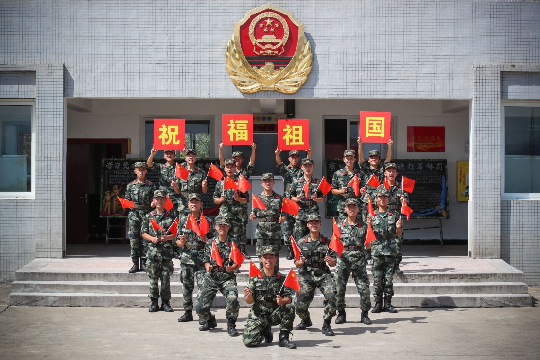 官兵们通过与国旗同框合影,重温军人誓词,《我和我的祖国》歌曲快闪等