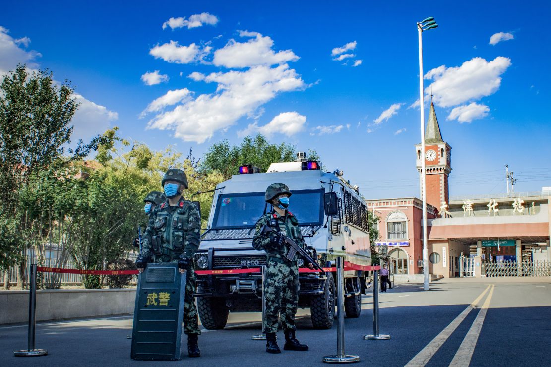 喜迎国庆武警巡逻兵在战位守护一方平安