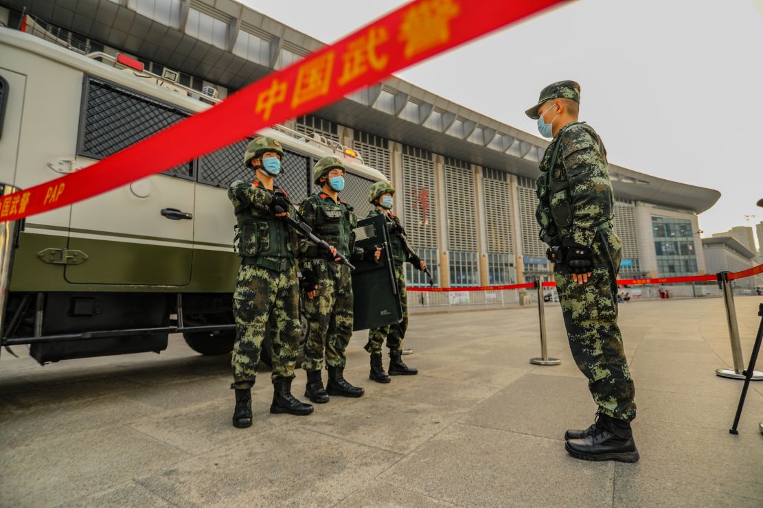 喜迎国庆武警巡逻兵在战位守护一方平安