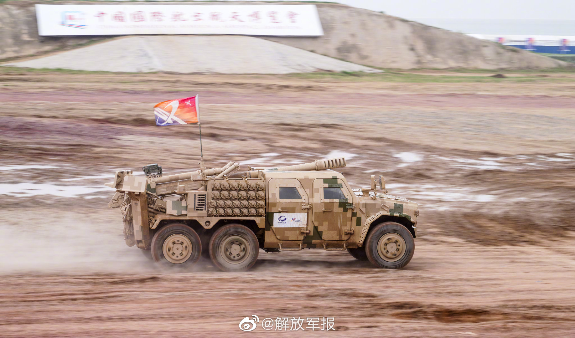 军微看航展战车疾驰